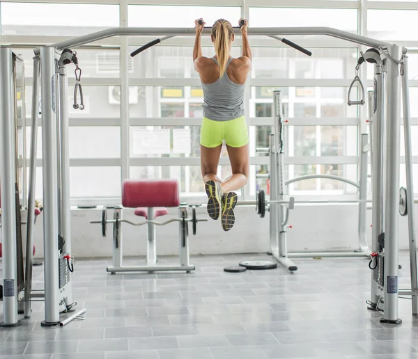 Entraînement de jeune femme dans la salle de gym — Photo