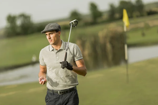 Człowiek grający w golfa — Zdjęcie stockowe