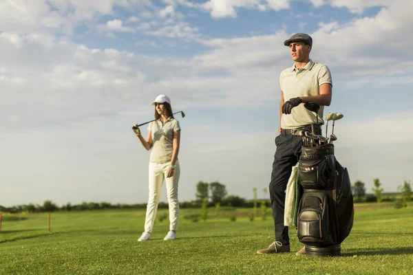 Couple en voiturette de golf — Photo