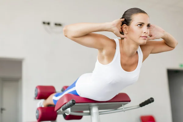 Woman training in gym — Stock Photo, Image