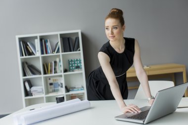 Ofisteki genç bayan.