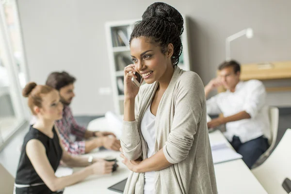 Junge Leute im Büro — Stockfoto