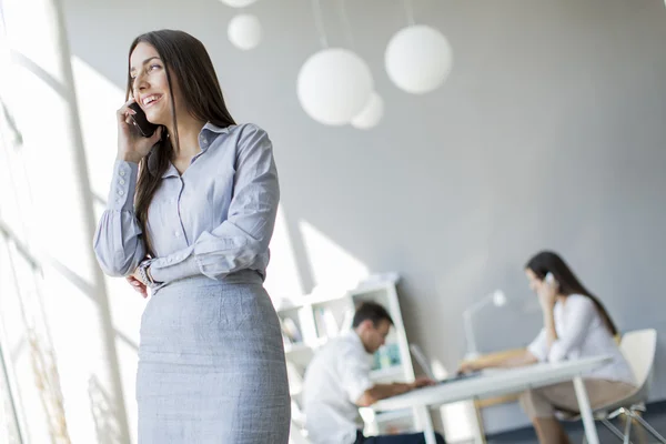 Personas que trabajan en la oficina — Foto de Stock