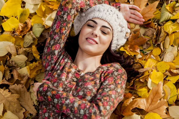 Donna nella foresta autunnale — Foto Stock