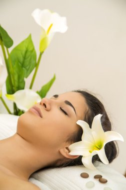 Kadın masaj yaptırıyor.