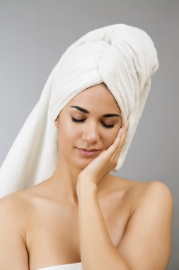 Kadın kaplıcada dinleniyor.