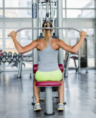 Spor salonunda çalışan genç bir kadın.