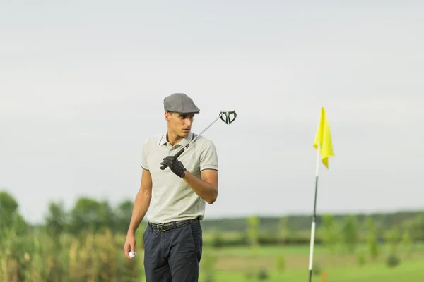 Muž hrající golf — Stock fotografie