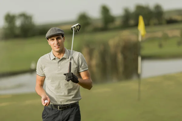 Hombre jugando al golf — Foto de Stock