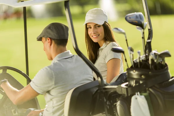 Couple en voiturette de golf — Photo