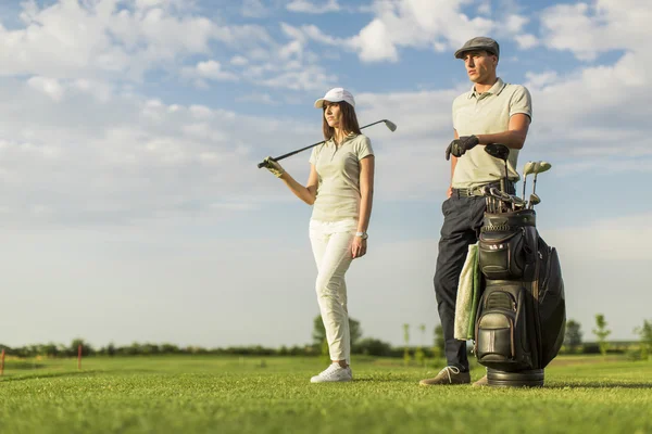 Couple at golf field — Stock Photo, Image