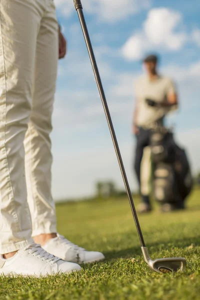 Casal jogando golfe — Fotografia de Stock