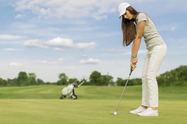 Chica joven jugando al golf — Foto de Stock