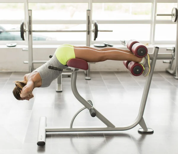 Entraînement de jeune femme dans la salle de gym — Photo