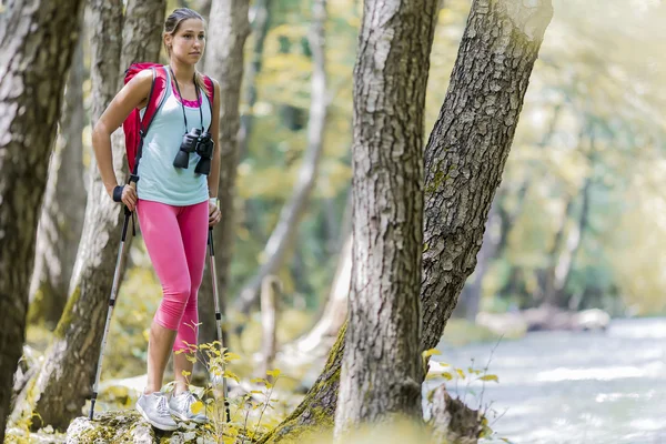 Jonge vrouw wandelen in het bos — Stockfoto