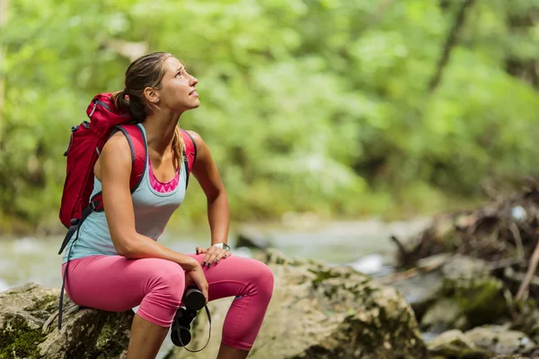 Junge Frau wandert im Wald — Stockfoto