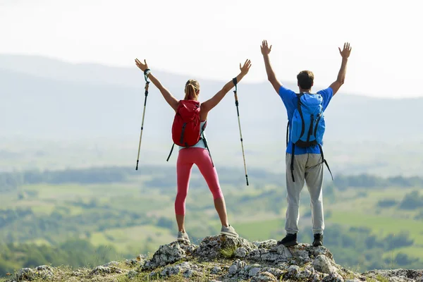 Genç bir çift dağda hiking — Stok fotoğraf