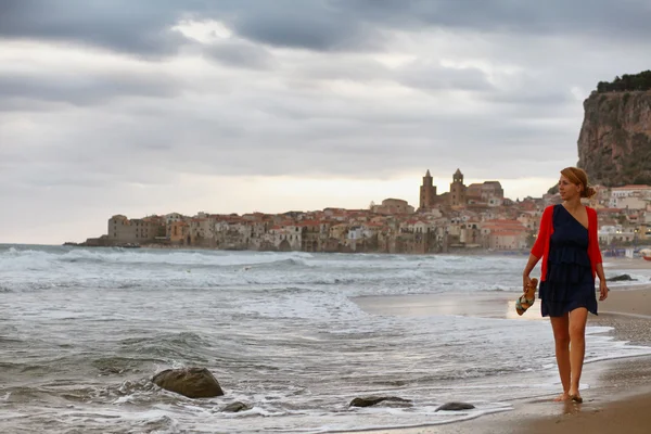 Meisje in cefalu, Sicilië — Stockfoto