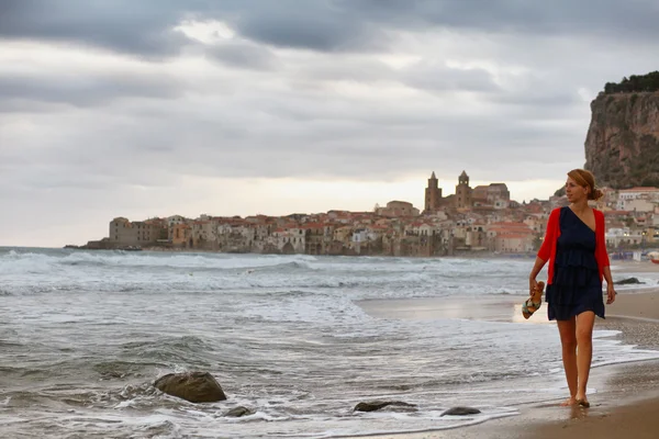 Flicka i cefalu, Sicilien — Stockfoto