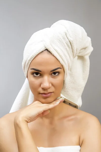 Mujer joven y bonita relajándose en el spa —  Fotos de Stock