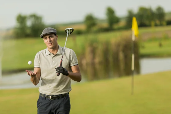 Golf oynayan genç adam. — Stok fotoğraf