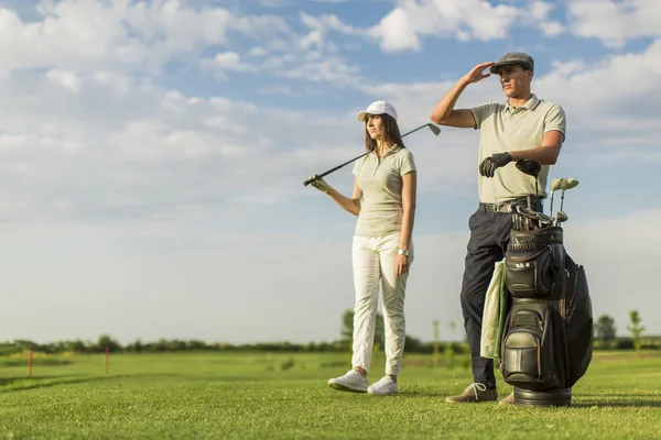 Молода пара в кошику для гольфу — стокове фото