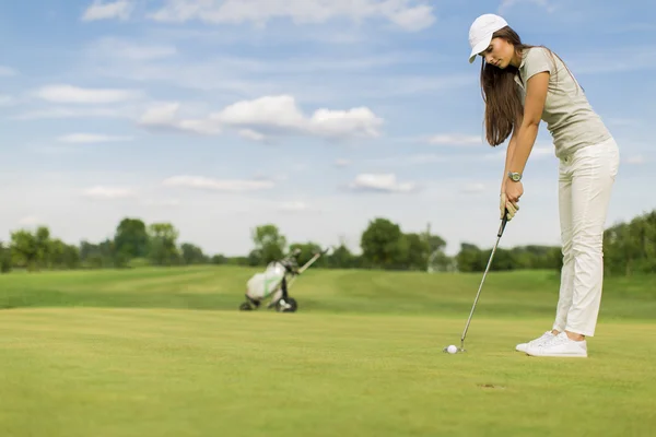 Mladý pár, hrát golf — Stock fotografie