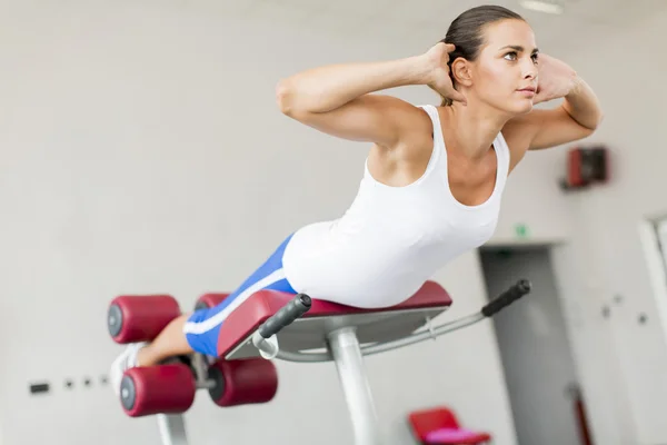 Woman training in gym — Stock Photo, Image