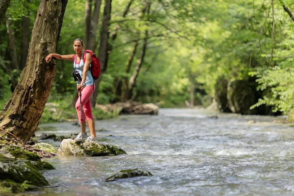 Jeune femme randonnée dans la forêt — Photo