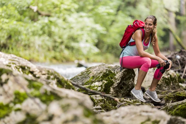 Junge Frau wandert im Wald — Stockfoto