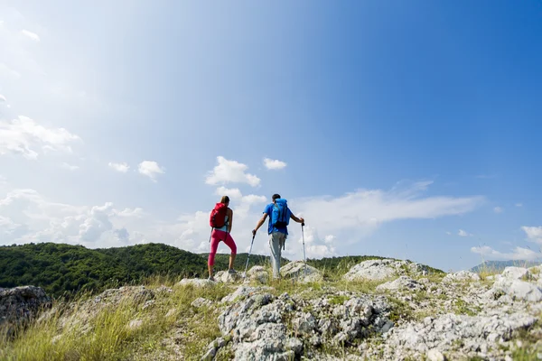 Jong koppel wandelen op de berg — Stockfoto