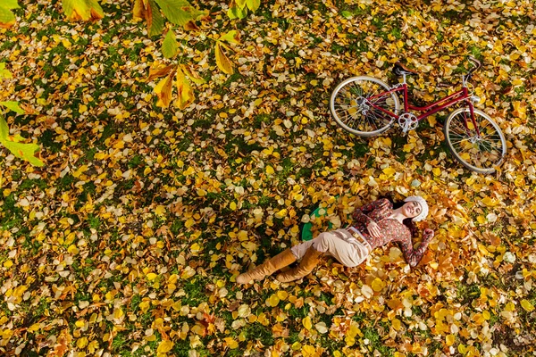 Donna nella foresta autunnale — Foto Stock