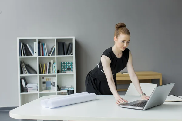 Junge Frau im Büro — Stockfoto