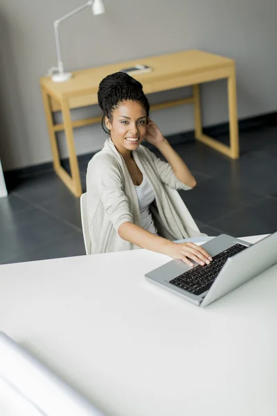 Jonge vrouw in het kantoor — Stockfoto