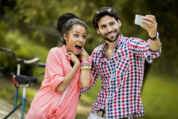 Young couple taking photo with mobile phone — Stock Photo, Image