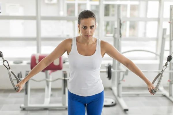 Kvinnlig träning i gym — Stockfoto