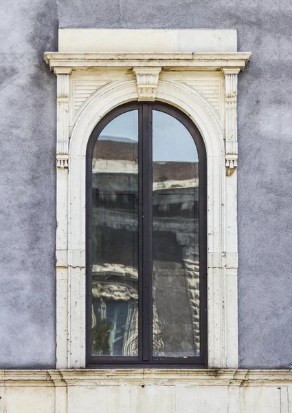 Altes sizilianisches fenster — Stockfoto