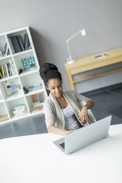 Vrouw met laptop — Stockfoto