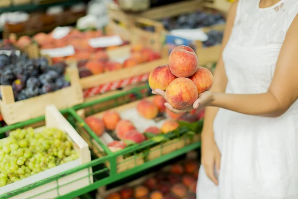 Donna al mercato — Foto Stock