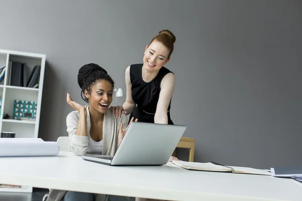 Mujeres en la oficina — Foto de Stock