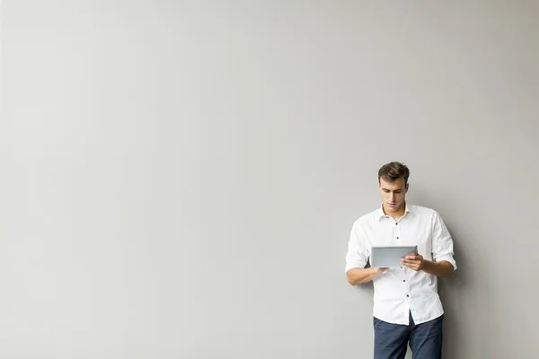 Mann mit Tablet an der Wand — Stockfoto