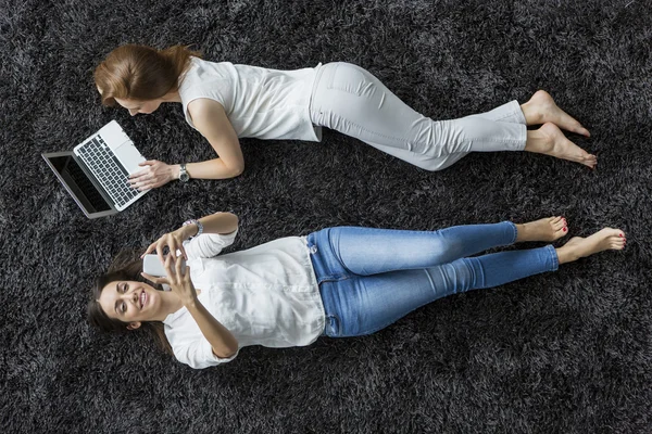 Mujeres relajándose en la alfombra —  Fotos de Stock