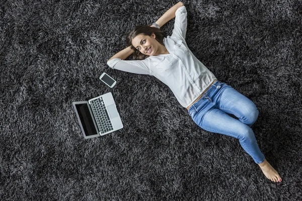 Mujer acostada en la alfombra —  Fotos de Stock