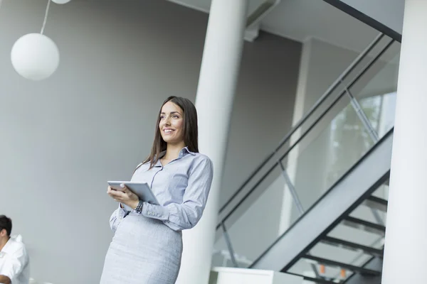 Mujer en la oficina — Foto de Stock