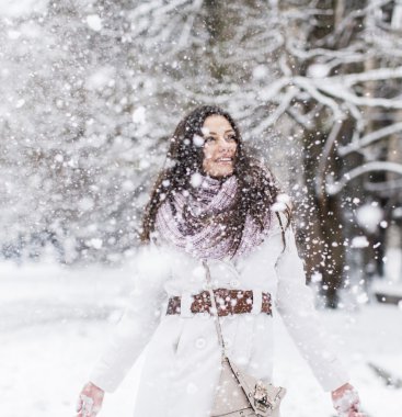 Kışın kadın