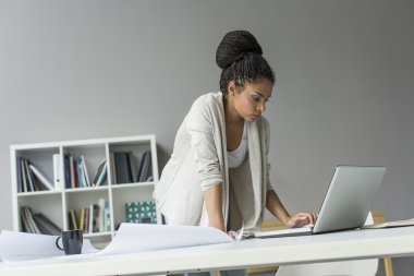 Dizüstü bilgisayar kullanan kadın