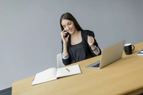 Jeune femme dans le bureau — Photo