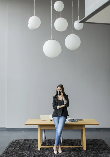 Junge Frau im Büro — Stockfoto