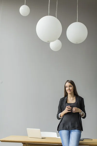 Jeune femme dans le bureau — Photo