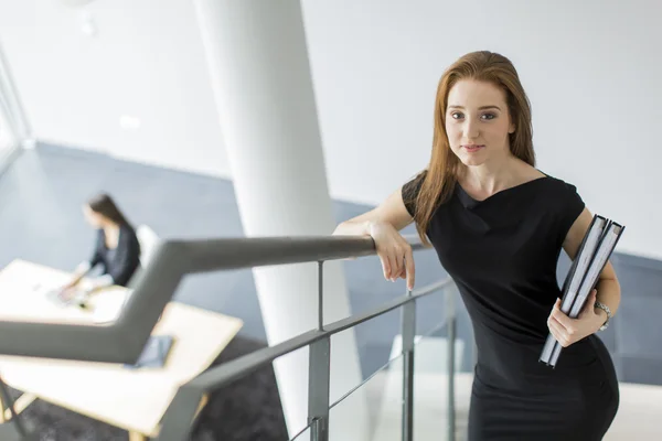 Jeune femme dans le bureau — Photo